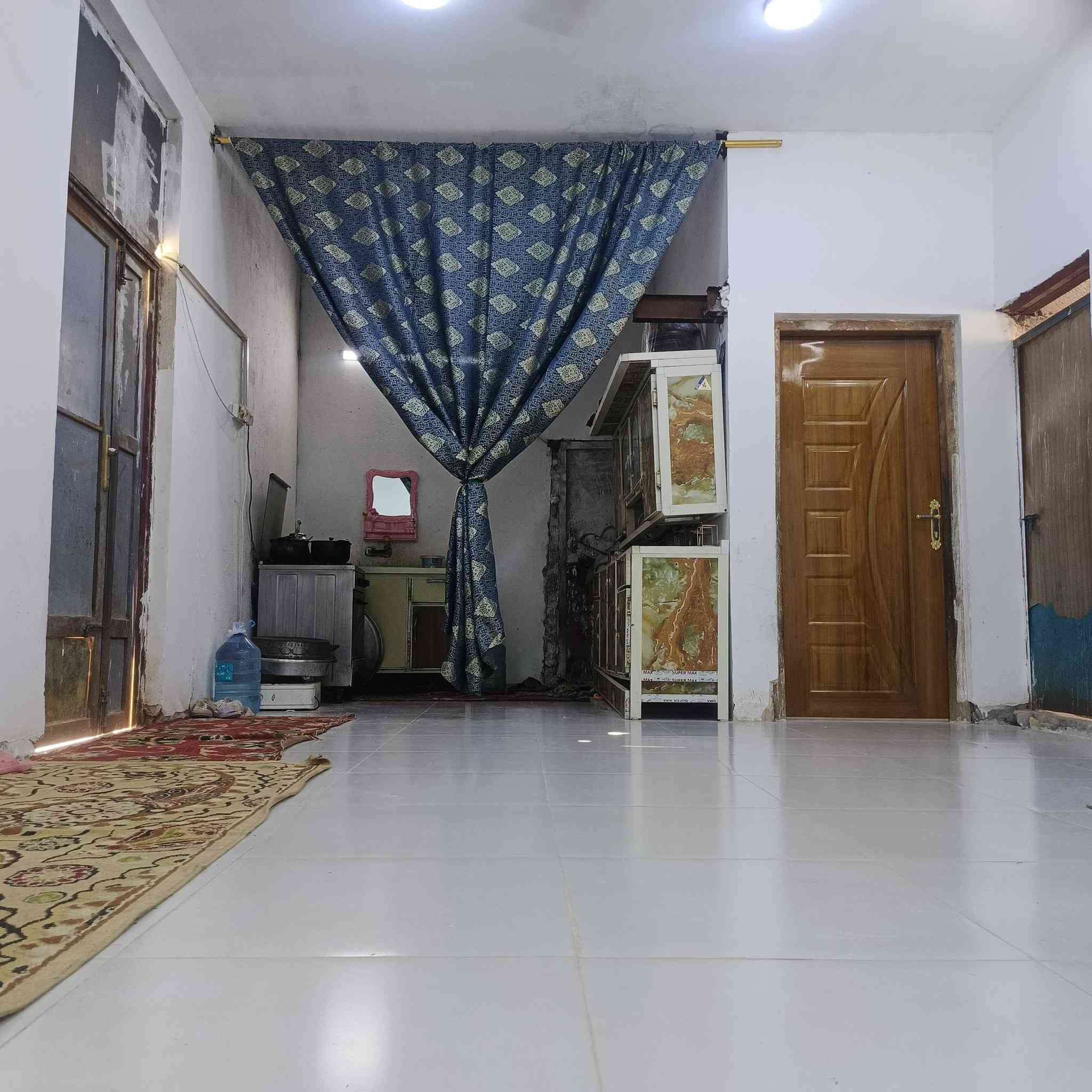 بيت زراعي مساحه 210متر
حي السبل الثانيه قرب اسواق ابو شكريه قرب مدرسة براعم الامل 
بتلو صب كونكريت البناء بلوك عكاده عالشارع العام 
البناء الحالي غرفتين +صاله+صحيات داخليه وخارجيه 
باقي لاستقبال والمطبخ غير مبني بتلوهن موجود مدفون 
خدمات ماء كهرباء وبيه وصل تطويب
للاستفسار.على الرقم.***********

