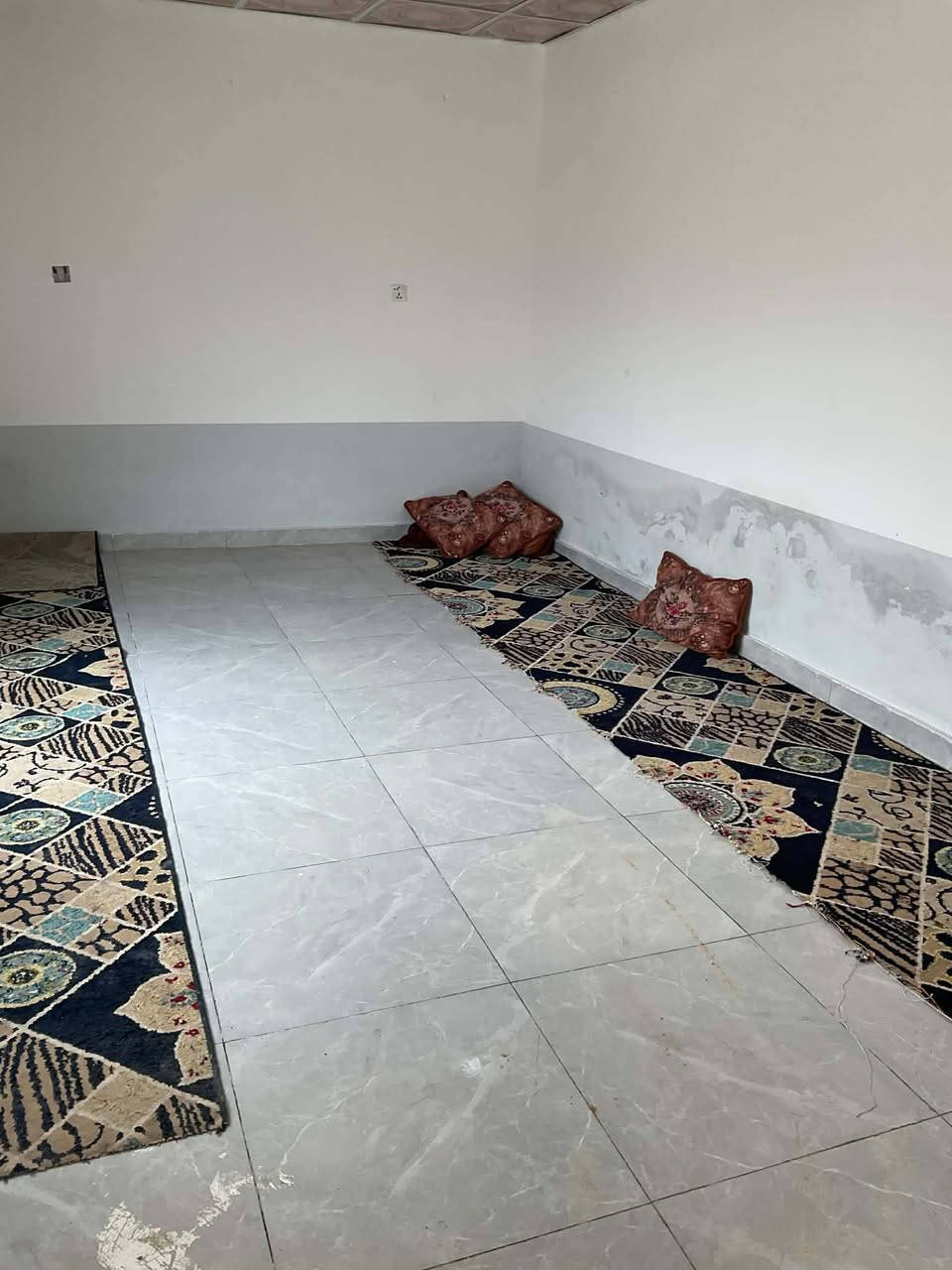 السلام عليكم
بيت للبيع مساحه 200 متر زراعي 25 قرار محكمة بناء حجر عكاده الصطح اوزاكيوم يتكون من غرفتين وصاله ومطبخ واستقبال وتخاريج تشاريف ماي كهرباء يبعد عن الشارع العام 125متر ...رابع بيت عن الشارع الفرعي شارعه 10متر 

الموقع شارع المعمل مقابل جامع الخزاعل 

للاستفسار الاتصال على الرقم ‏‪***********‬‏
السعر المطلوب///30//وبي مجال

