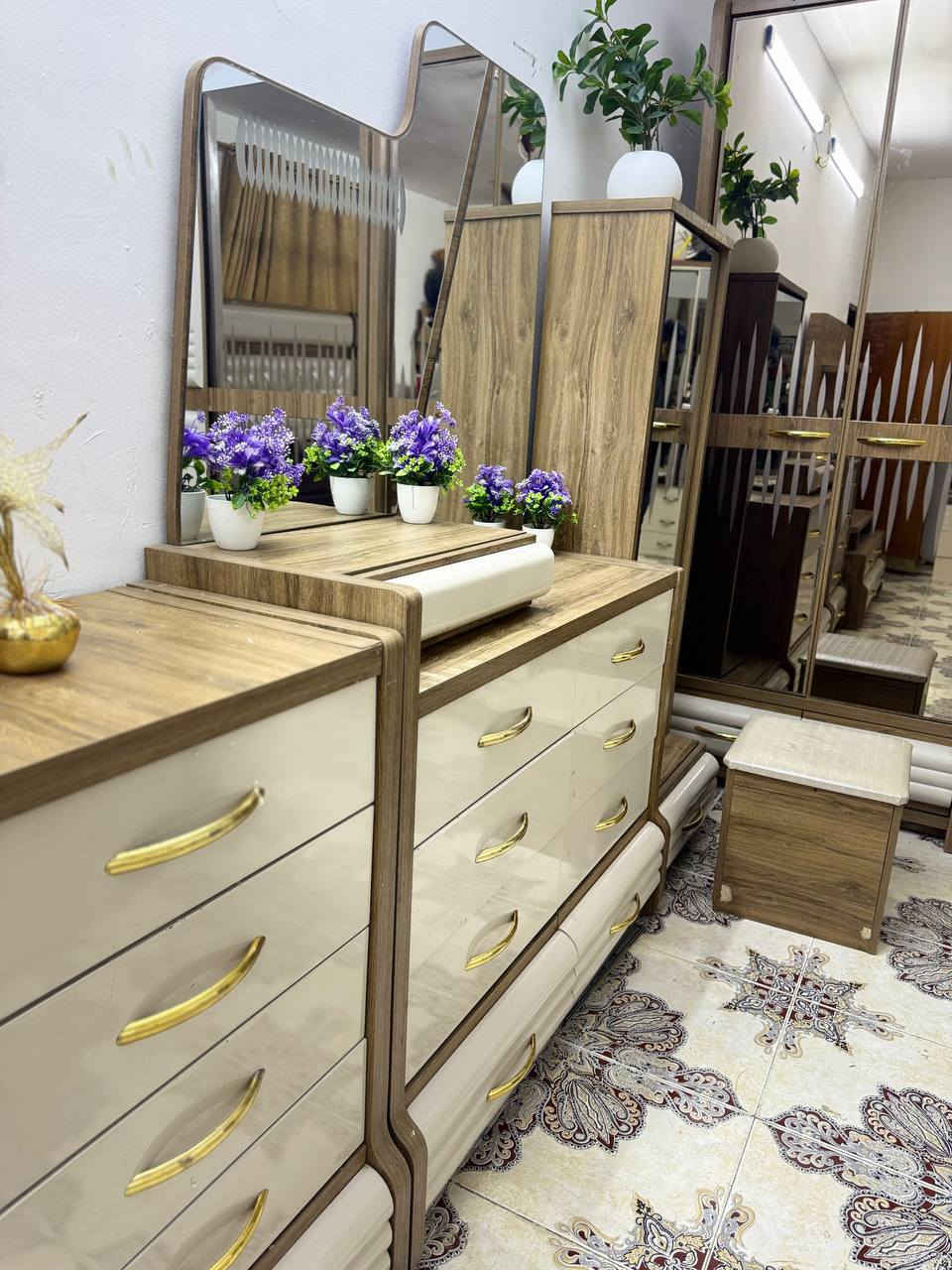 غرفه 11 قطعه تركي نظيفه كلش ما بيه اي ضرر  كنتور اضافي سرير مخزن ظهر بلوك العنوان بابل المركز م  ***********
