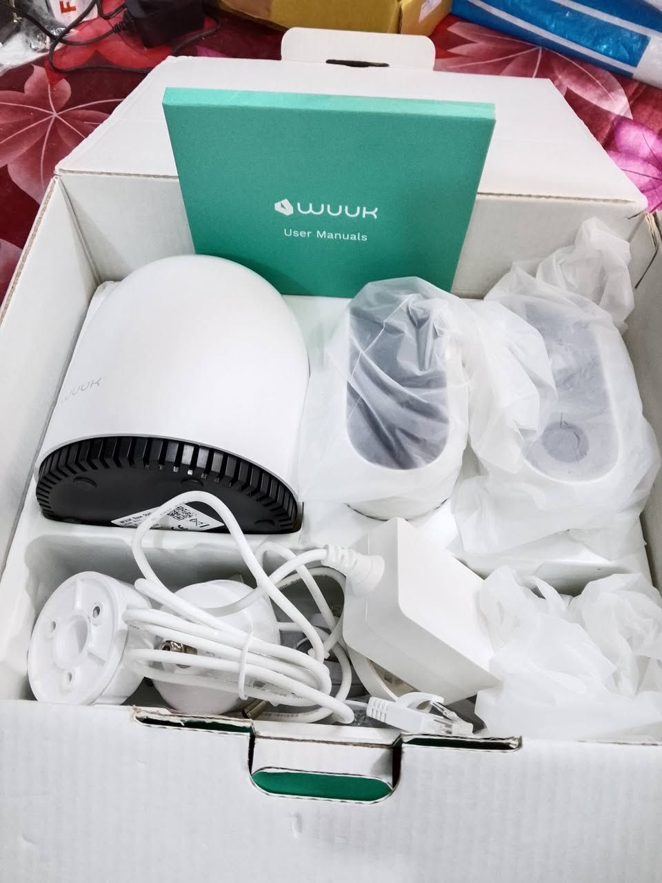 منظومة كاميرات WUUK Wireless Cam Pro Kit (لاسلكية بالكامل) 🔋
لعشاق التطور والأناقة، متوفرة الآن منظومة WUUK الاحترافية، بضاعة "أوروبية" أصلية بحالة نظافة استثنائية (شبه جديدة).
أهم المواصفات والمميزات:
✅ دقة تصوير 2K: وضوح كريستالي فائق (Crystal Clear) يتفوق على الكاميرات التقليدية.
✅ لاسلكية 100%: تعمل ببطارية ضخمة (9600mAh) تدوم لأشهر، لا تحتاج لأي تمديدات كهربائية أو كابلات فيديو.
✅ نظام "القاعدة الذكية" (Base Station): تحتوي على قاعدة داخلية تربط الكاميرات بالإنترنت وتعمل كجهاز تسجيل آمن للفيديوهات بالداخل.
✅ رؤية ليلية متطورة: نظام IR متطور يضمن رؤية ليلية واضحة جداً في الظلام الدامس.
✅ ذكاء اصطناعي (Human Detection): تقنية ذكية جداً لتمييز البشر عن الحيوانات والسيارات لضمان دقة التنبيهات.
✅ صوت ثنائي الاتجاه: مايكروفون وسبيكر للتحدث المباشر عبر تطبيق الموبايل.
✅ مقاومة للطقس: تصميم متين يتحمل الأمطار والحرارة الشديدة (Waterproof).
✅ تكامل ذكي: تدعم الربط مع Google Assistant و Amazon Alexa.
📦 الحالة: نظافة عالية جداً (كاملة الملحقات بالكرتون).
🌍 المنشأ: براند عالمي موجه للأسواق الأوروبية والأمريكية (جودة تصنيع فائقة).
📱 التطبيق: تعمل على تطبيق WUUK الرسمي (سريع وسهل جداً).
الحل المثالي لمن يبحث عن حماية احترافية بدون حفر حيطان أو تمديد وايرات. 🛡️✨


**إذا كنت صاحب هذا الإعلان وتريد حذفه لأي سبب، رجاءا أرسل رسالة إلى الدعم الفني**