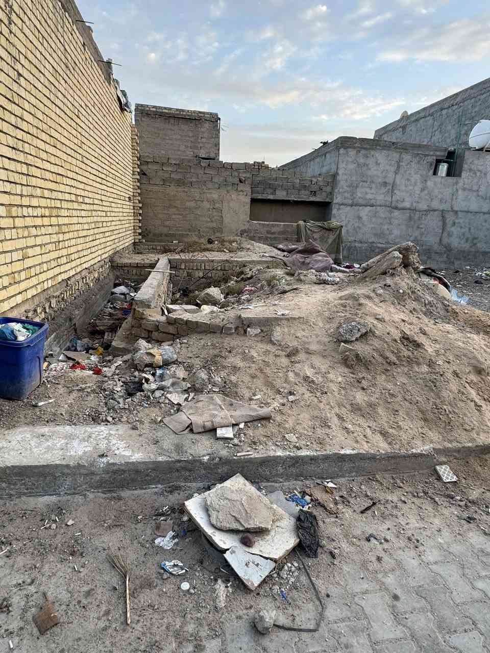 ‏سلام عليكم للبيع بتلو العنوان شارع أبو دراج خلف السكة 50 متر كامل خدمات سعر 20 بها مجال￼***********علي
