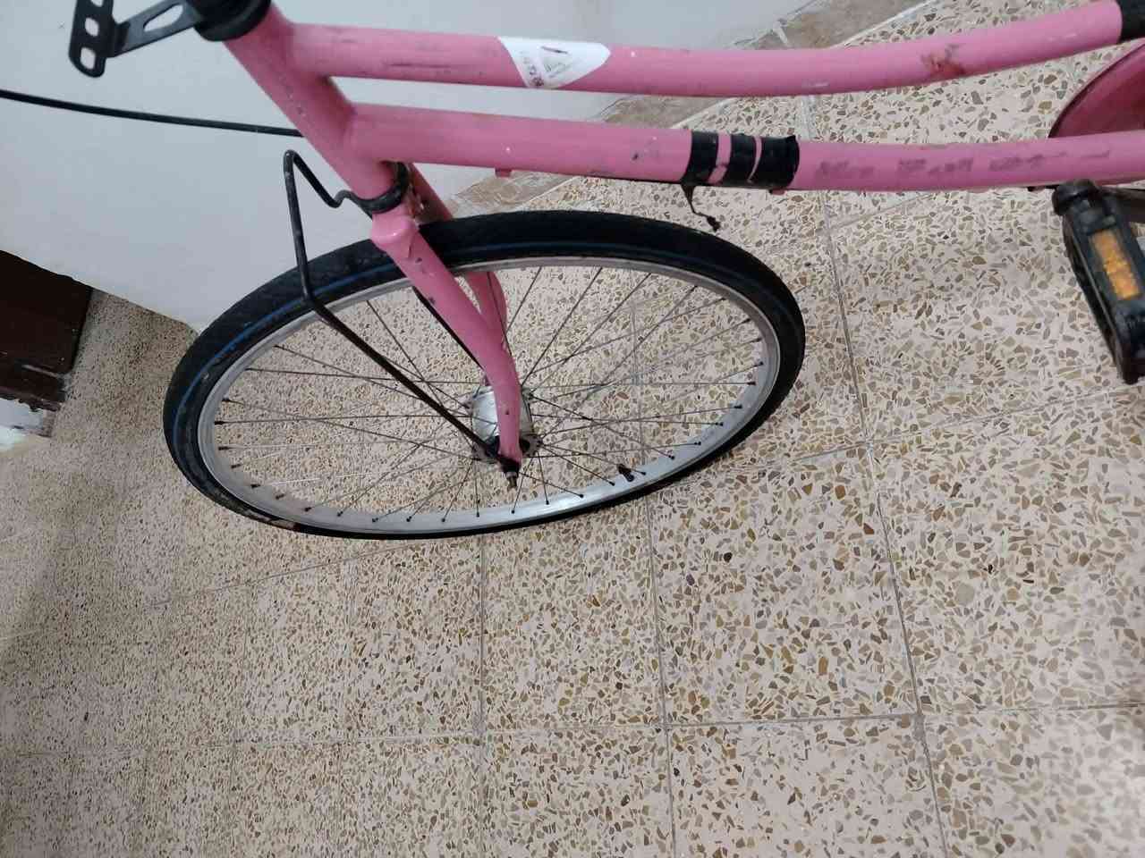 بايسكل بناتي نظيف سعره ٨٠ زين القوس
***********
