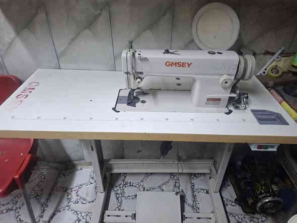 مكينه اصلي مستخدمه نضيفه
السعر 200 الف 
ضمان سنه بيها
اتخيط كل انواع الاقمشه
مكاني بغداد مدينه الصدر ومتوفر توصيل
***********
