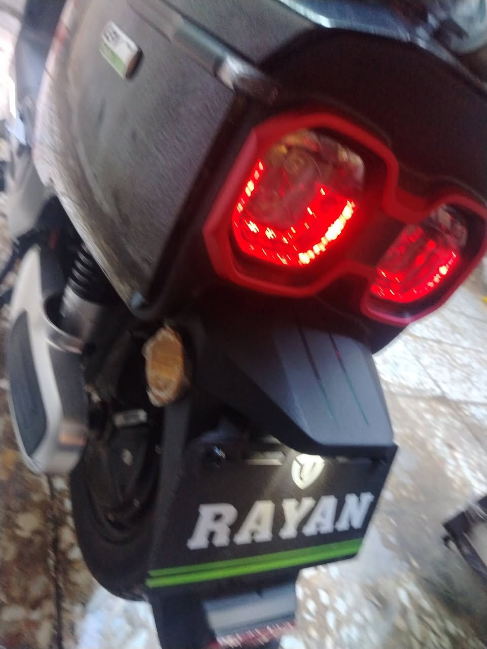 السلام عليكم
 دراجه شحن الريان ام عيون  موديل 25 شركة TAiLG الدراجه جديده بمعنه الكلمه مكفولهه من الشخط  استخدام داخل المنطقه فقط  ليبلات الشركه بعدهم بيهه
٣ سرع
تشغيل عن بعد بصمه 
شحن سريع منفد يو اس بي
مكان الدراجه بغداد الغدير  قرب ساحة ميسلون
السعر ٧٧٥ والله بل قصد ماخده اني  ع الماستر  صايره عليه ب 1،330
وبل عافيه ع الياخده
***********
