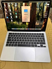 MacBook Air M4 للبيع ، اشتريته قبل ٦ اشهر تقريبا ،  بي كدمه بسيطة بصور...