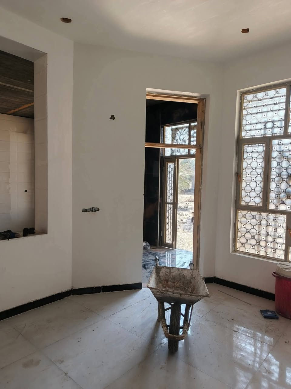 السلام عليكم
  دار للبيع مكان مميز جدا 
طابو زراعي سند25 
يبعد عن التبليط 20متر
بإسم صاحب الارض
تحويل البيت ثاني يوم بعد الشراء
العنوان / /بابل المدحتيه 
حي الحوراء شارع 14الجديد 
المساحة//500متر
الواجهه //12متر
مساحة البناء //263متر
بناء حديث بإشراف وتنفيذ مهندس مدني سنة البناء ٢٠٢٥ 
قريب على التبليط جدا 
خدمات كامله من ماء وكهرباء وتبليط 
السعر/١٧٠ مليون وبيه مجال      
تفاصيل البيت
استقبال 10*4
صاله كبيره 10متر
عدد الغرف 3    4*4 4*5 
4*5 واحده من الغرف نضام سويت
مطبخ حار وبارد
منور خلفي 2متر
مجمع صحيات 
خريطه بوب.وشبابيك البيت كامله 
عرض الشارع٧ونص متر
البيت كامل وجاهز نقص بصيط
عرض الشارع ٧ونص متر
البيت موقع حلو وجيد جداً 
للاستفسار
مراجعة  مكتب دلالية وائل الهندي 
***********وائل الهندي
ابو علي***********
مكتب دلالية وائل الهندي بابل المدحتيه الحمزه الغربي ع شارع 60 قرب سلوان ابو الكاشي مقابيل فرع علي قماره
