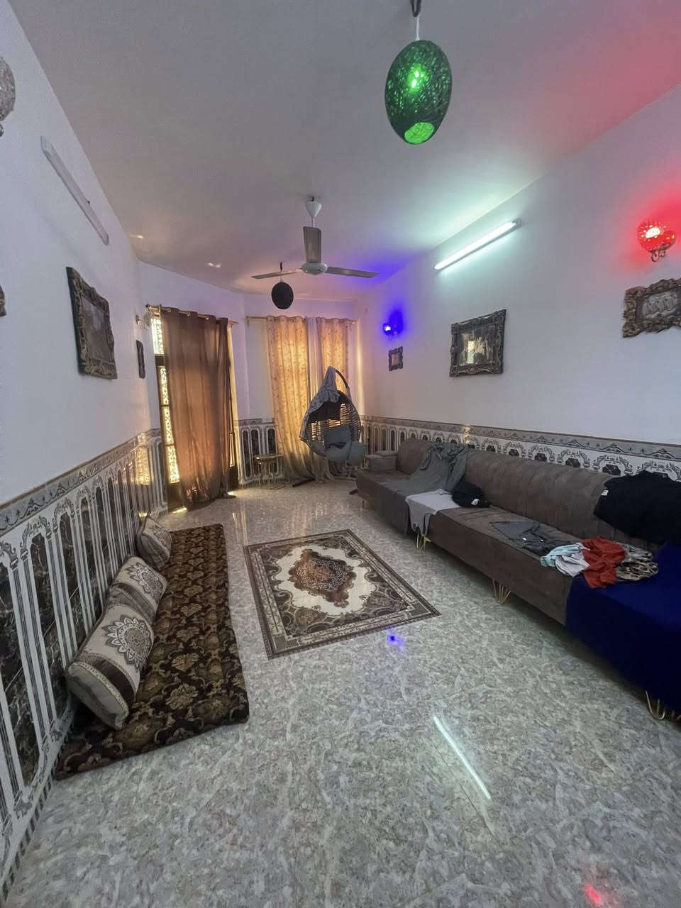 🏚️دار 150م للبيع
وجه 7 ونص  نزال 20 
 📍القادسية  شارع الدفاع المدني  
🛌4 غرف نوم +🛋️ استقبال مطبخ + 🛋️صالة داخلية   
🚗گراج سارة 
🚾3 مجوعات صحيه  
السعر  95 قابل للتفاوض 
للاستفسار مراجعة مكتب عقارات البرج موقع المكتب على خرائط جوجل https://maps.google.com/?q=34.658760,43.652771 
أو الاتصال على الارقام التالية 
***********
***********
