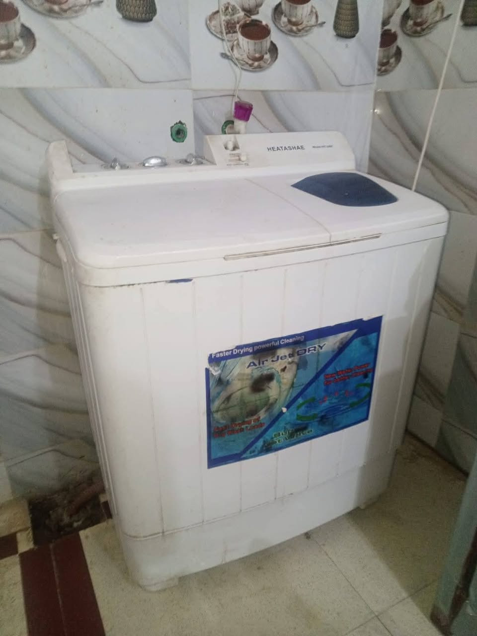 شقة مؤثثة للاجرا حي الشهداء ***********
1درج خارجي 
2غرف عدد ثنين
3صاله كبيره 
4مطبخ 
5صحيات 
6ثلاجه
7مجمده
8جرابي
9تنور 
10طباخ
11كاونتر 
12غساله 
13فراشات 

الي عليكم تجيبون فقط ملابسكم و دلاليتي وبخدمتكم ***********
