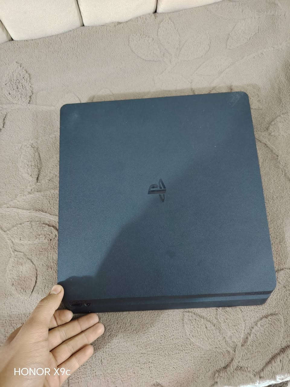 السلام عليكم بلي 4 للبيع مكفول مامفتوح مشتغل قليل وياه يدتين وشاحنه واربع لعبات قراند 5 بتلفيلد مصارعه وحرب وياه لعبات منزلها داخل البلي سعر 225 وبي مجال مكاني بغداد الحسينيه مال راشديه وتوصيل موجود جميع أنحاء العراق للتصال للستفسار ***********
