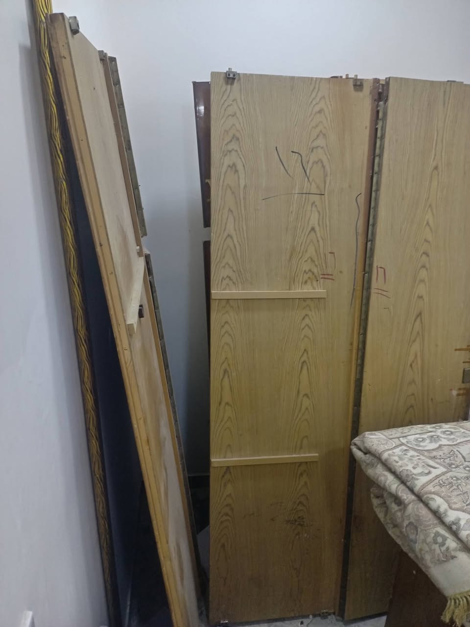 سلام عليكم غرفه اخشاب البيع انجاره مستخدمه واتصال على هذا الرقم على الواتس اب ***********
