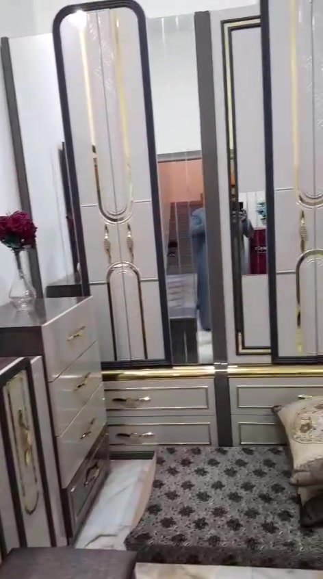 السلام عليكم ورحمة الله وبركاته
غرفة نوم كلش جديده وفخمة 
بالواقع  اجمل وافخم نظيفة جدا جدا 
سرير هادروليك خزن انارة بالغرفة 
جميع القطع نظيفة مشتريها جديد
السعر 2700 وبيها مجال 
مكاني الانبار رقم ***********
