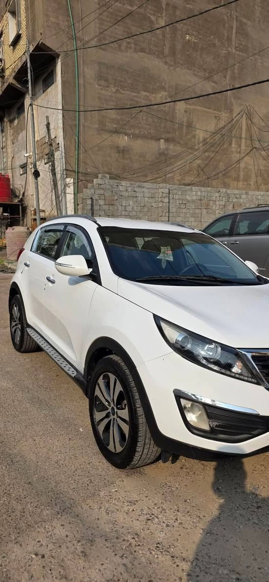 السلام عليكم 
كيا سبورتج للبيع 
*موديل 2013 
*ماشية 106الف كيلومتر
*حساسات خلفية 
*كامرة خلفية
*تحكمات ستيرن 
*سايد بريك بالرجل
*مري شفط 
*لد امامي نهاري 
*السيارة رقم اربيل الانكليزي باسمي 
سنويتها الى 2030 والهزة والفحص المروري الى 2026 
*السيارة جاهزة من كلشي عليها ادامة كاملة وتخم تاير جديد 
*السيارة بيها شبر بالجاملغ الامامي جهة السايق صبغ فقط 
*السعر 142 ورقة 
*مكان السيارة بغداد / الكاظمية المقدسة 
***********
