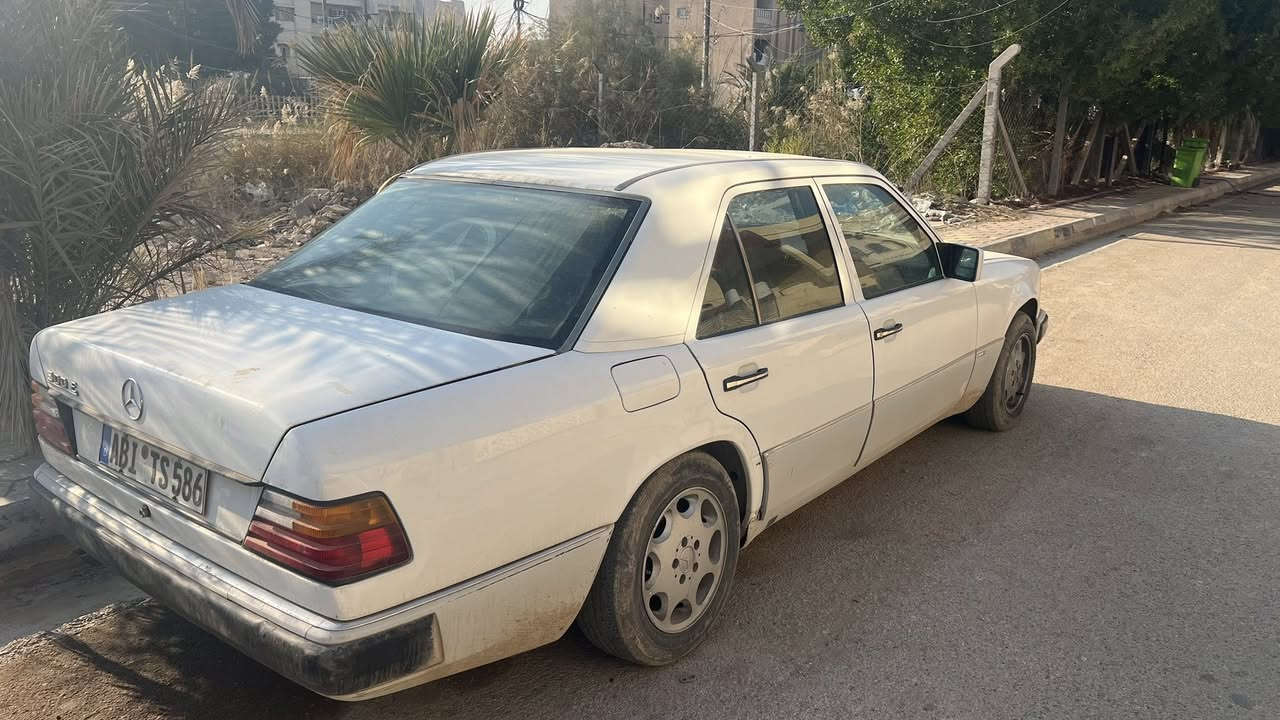 السيارة مال مزاد بيها كتاب وين متريد تطلع بيها 
دب موديل 91 بلادية بدون ضربة و صبغ مكينه بلادية 300 محورة كابريتر قواعد دبلات بلادية 
#السعر57 و بيها مجال بسيط 
***********
