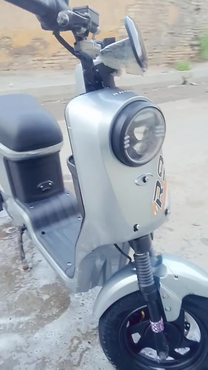 السلام عليكم دراجه شحن للبيع نقص بس بطاريات ثلاثه دراجه كلش نظيفه معنى الكلمه جديده منا ونقص مادكر خلفي ار 9 السعر 550 وكل غراصه موجوده  المكان البصرة المعقل ***********
