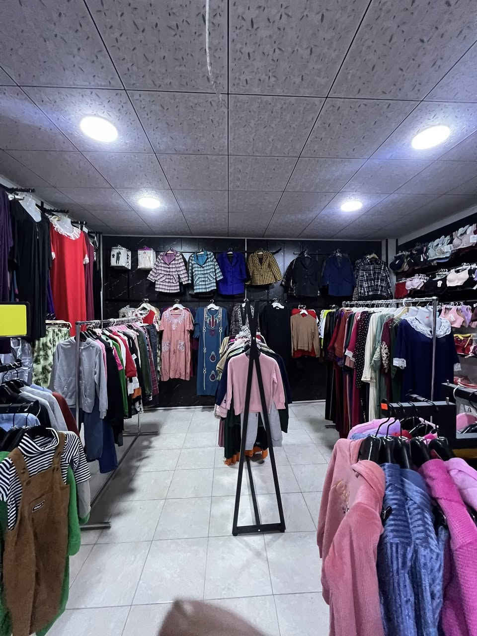 محل كوزمتك ملابس نسائيه وملابس اطفال للبيع شلعه كامله 
للاستفسار ***********
للتوضيح البيع فقط الملابس والكوزمتك
