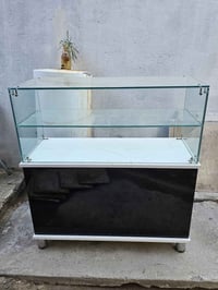 فاترينة • ميز مكتبي • كرمة علي