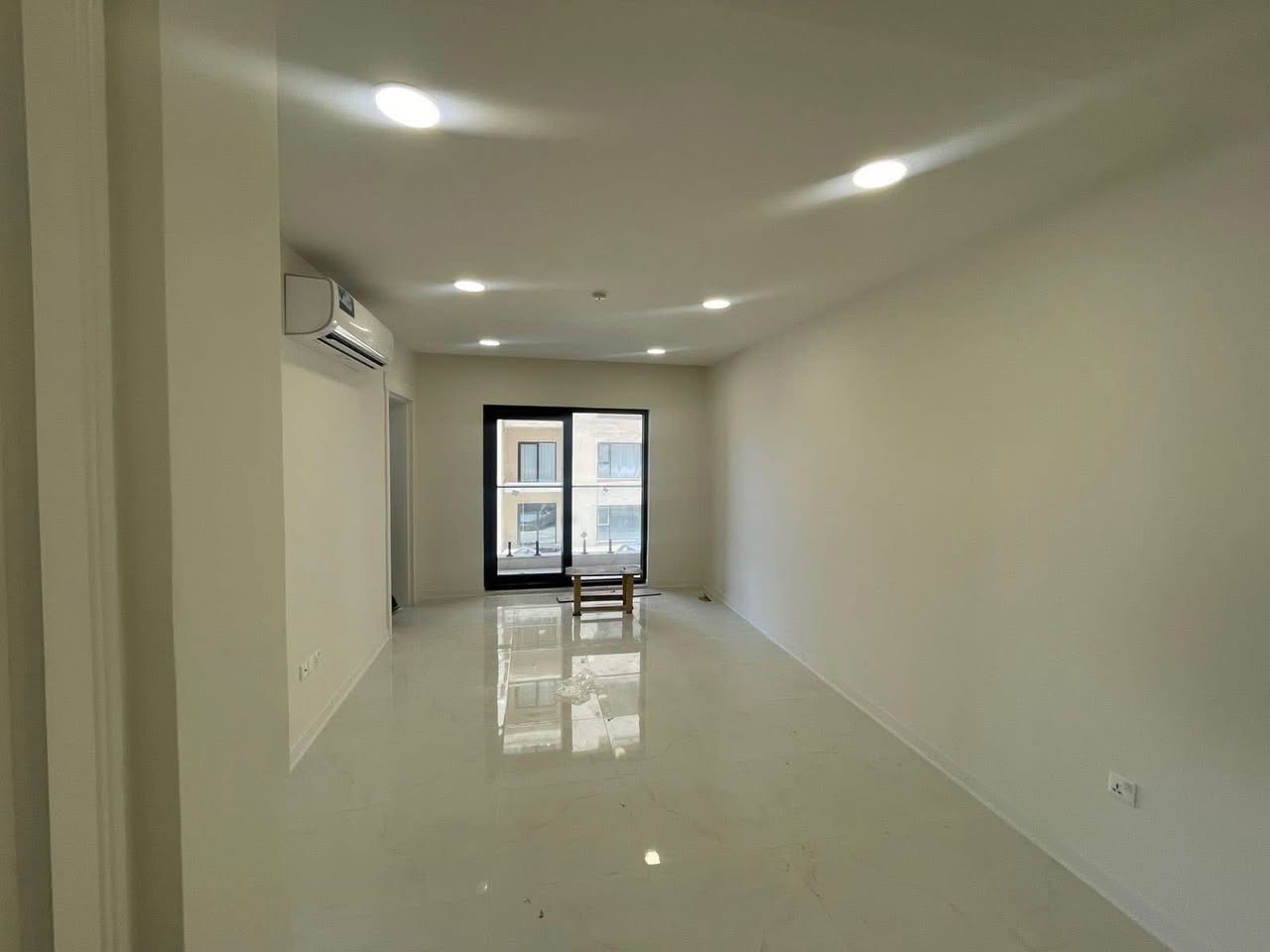 شقة للبيع في مجمع الروان السكني مجاور كليه الرشيد 
200 متر 3 نوم 3 حمام 
339 السعر الكلي 
الواصل 215 
  المتبقي 124 عله شكل دفعات 
***********
علما الشقة موثثه بالكامل اثاث مودرن يباع مع الشقة
