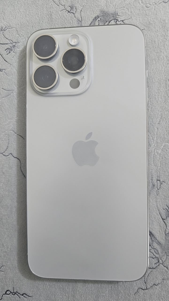 للبيع 15 برو ماكس نموذج M ممفتوح بطارية 87 فقط بي نقطة بالشاشة ومماثرة على اللمس ولا كلشي راسلني واتساب ***********
