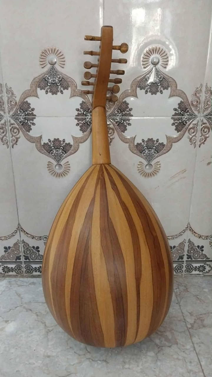 عود عراقي للبيع صناعة نجاح بغدادي سعره 150 مكاني بغداد قرب بسمايا ***********

