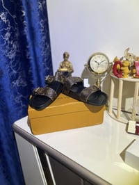 لويز فيتون • قياس ٤٢ • شامل التوصيل