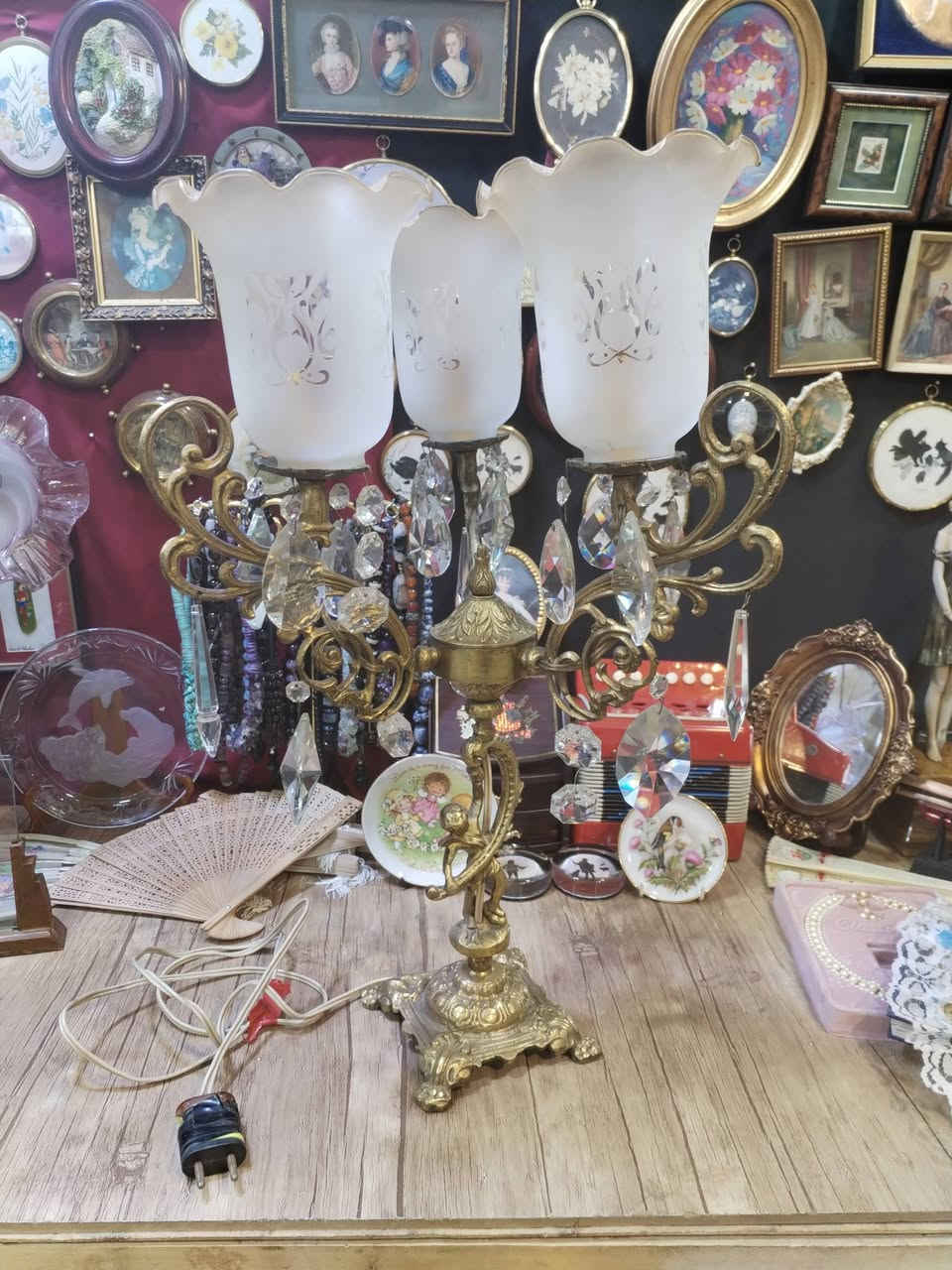 شمعدان كهربائي ثلاثي نحاس قديم جدا مع كريستال ثقيل وزن 4 كيلو تقريبا جميل جدا التفاصيل بالفيديو والصور 🌹🌹


**إذا كنت صاحب هذا الإعلان وتريد حذفه لأي سبب، رجاءا أرسل رسالة إلى الدعم الفني**