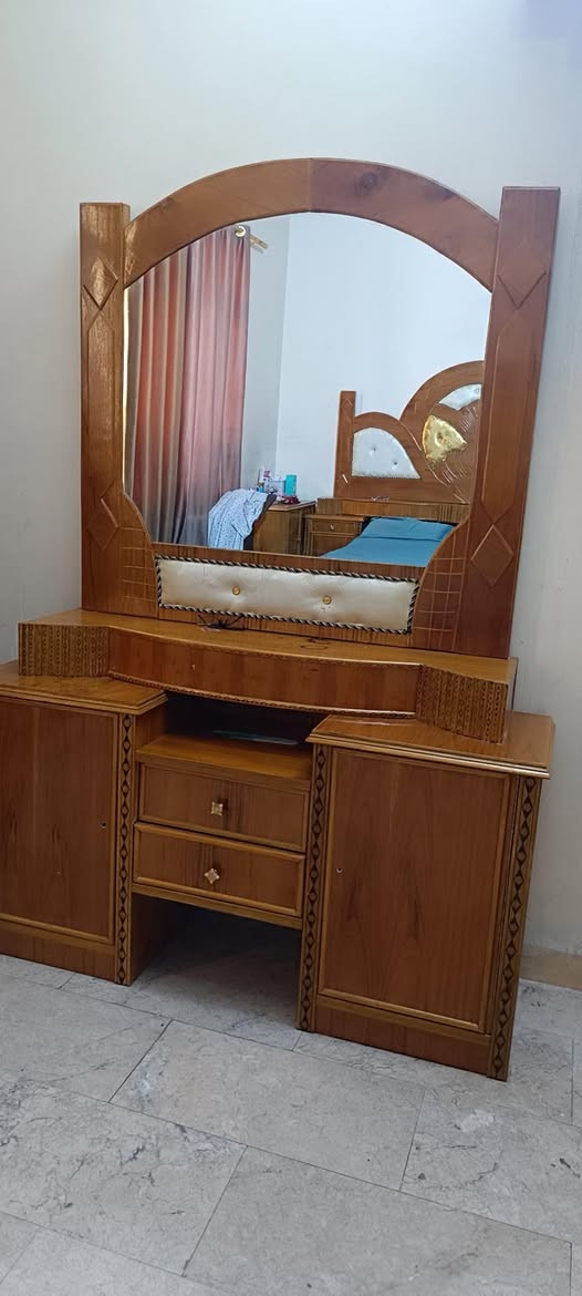 غرفه خشاب للبيع جربايه نفرين كنتور ست بيبان و زاويه بصف الكنتور و جزامه 
بس بيها ضرر يم الجربايه تريد ترتيب يم النجار مشتريها بمليون ونص و نريد نشيل و سعرها قفل 750 الف‏ 
‪***********‬‏
