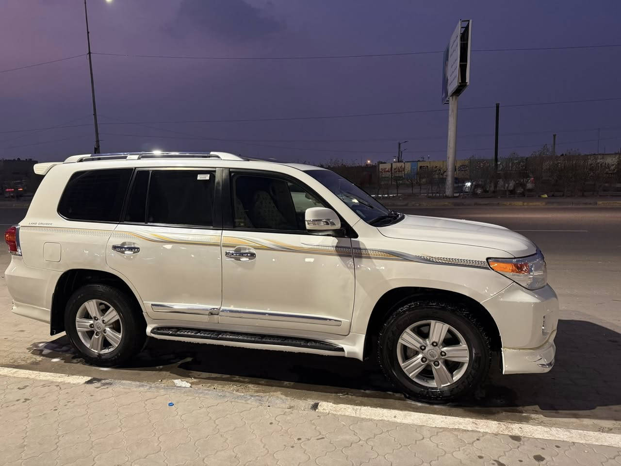 للبيع – تويوتا لاندكروز GXR 2015 بريم فول
• الموديل: 2015
 • الفئة: جكساره بريم فول مواصفات كاملة
 • الممشى:143 ألف كم
 • السيارة: بدون أي نقص ميكانيكي أو كهربائي
 • الرقم: بصره
 • التحويل: مباشر

الملاحظات:
 • تعديل بارد في عدة أماكن بسيطة
 • مفتوحة قطعة
 • صبغ بحدود شبر في المدكر الخلفي الأيمن مع تعديل بارد بنفس المكان

السيارة استعمال نظيف وجاهزة للفحص.
السعر :  370 

📍 الموقع: البصرة
للتواصل:***********
