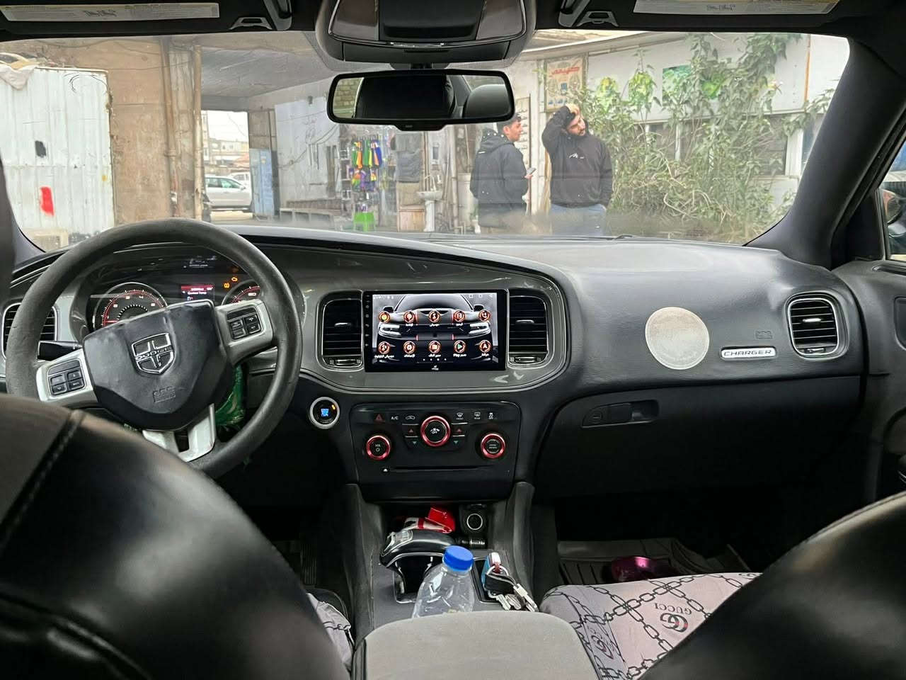 سلام عليكم
دوج جارجر
2014
بيع او مراوس
***********
سياره بيه صبغ +كفر جاملغ خلفي مبدل 
بجم كبس 
محرك ٣٦٠٠
