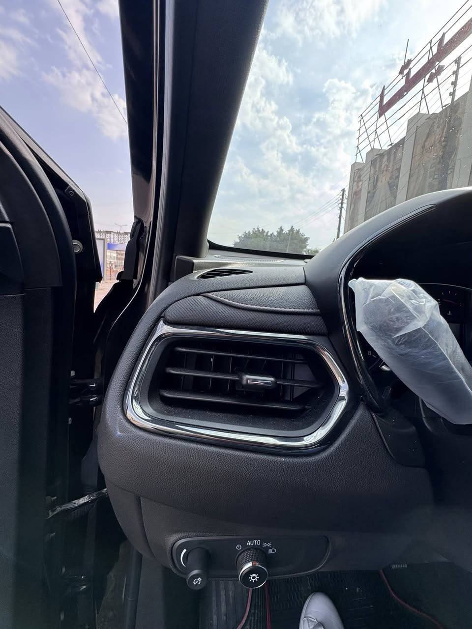 2024𝐂𝐇𝐄𝐕𝐑𝐎𝐋𝐄T 𝐄𝐐𝐔𝐈𝐍𝐈𝐗-RS
شيفروليت ايكونيكسRS موديل : 2024

السعر : 175 وبيهه مجال لشراي
عداد المسافه 30 الف
حجم المحرك  تيربو : 1.5 TURBO (4_سلندر)
بصره بدون رقم 

حادث كلش حلو بدون دواخل
فقط سرقه بنيد وجاملغ بدون اي قطعة ص

المواصفات : RS

 بصمه ابواب 
بصمة تشغيل 
تشغيل عن بعد 
شاشة ايباد
كاميرا °360
‏‎كاميرا امامي
كاميرا جانبي
كاميرا خلفي
رادار °360
اوتو ستارات 
اوتو ستوب
رادار امامي (تحديد مسار)
رادار جانبي  (نقاط عمياء)
رادار خلفي (التحذير من الاصطدام)
حساسات °360
حساسات امامي
حساسات جانبي 
حساسات خلفي
كشنات كهربائي
كشنات دفئك
تحكم استيرن
استيرن دفئة
تبريد لمس 
تبريد مركزي 
صندوق شفط كهربائي 
لايتات ليد عدسة زينون بلادي
بكلايتات 𝐋𝐄𝐃 بيلادي
ويل كروم 
‏‎تفاصيل اكثر الاتصال علی ارقام التاليه
‭0771 498 7402
