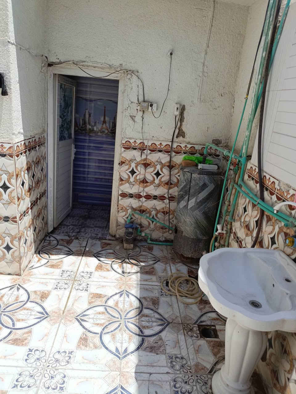 بيت البيع بل تضحيه شارع العياده يم صيدليه فدك أو يم مدرسئ قبضه الهدى البيت 200متر   طارمه جبيره 3غرف الغرفه ال3نضام سويت صاله عدد.2 ودوانيه ومطبخ وحمام وترك داير البيت متر وربع الاستفسار أكثر. ***********. ،،سعر البيت 140 وصل بل مكاتب 130
