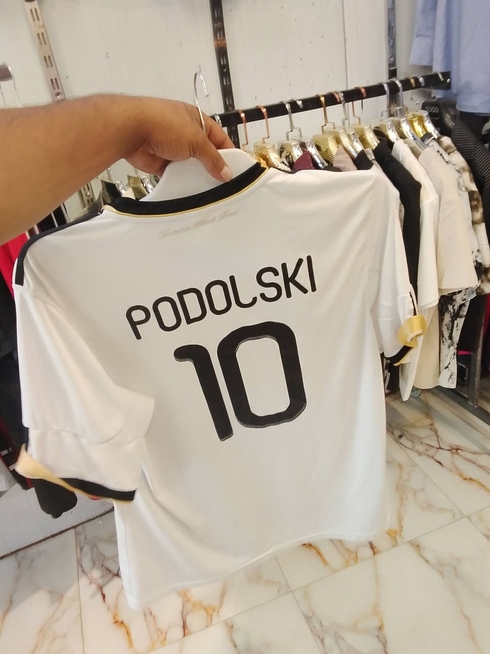 منتخب ألمانيا الأساسي لعام 2010 من شركة Adidas، ويتميز بالرقم 10 الخاص باللاعب لوكاس بودولسكي


**إذا كنت صاحب هذا الإعلان وتريد حذفه لأي سبب، رجاءا أرسل رسالة إلى الدعم الفني**