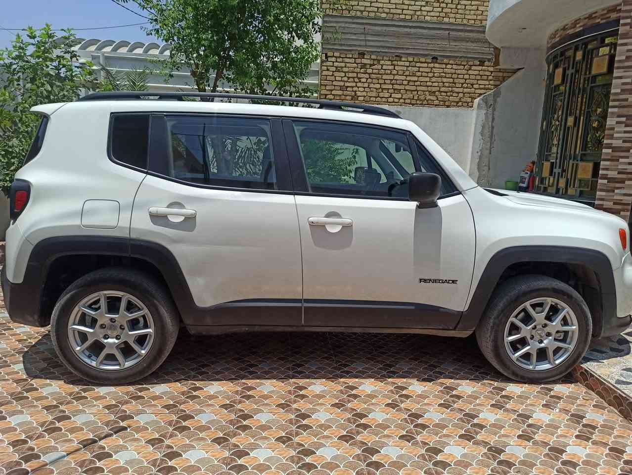 ### 🚨 بيع مستعجل - جيب رينجيد 2023 (Jeep Renegade) وارد أمريكي
**سيارة شبابية وعائلية مميزة، تجمع بين القوة والاقتصادية، وبحالة ممتازة جداً (شغل واطلع) وللبيع السريع!**
#### ⚙️ المواصفات الفنية:
 * **الموديل:** 2023
 * **الرقم:** مرقمة بابل (الرقم والسنوية جاهزة).
 * **المحرك:** 1.3 لتر تيربو (1.3L Turbo) - قوي جداً واقتصادي في استهلاك الوقود.
 * **ناقل الحركة:** أوتوماتيك من 9 سرعات.
 * **نظام الدفع:** دفع رباعي 4x4 (AWD).
 * **المسافة المقطوعة (الممشى):** 15 ألف ميل فقط.
#### ✨ المواصفات والميزات:
 * شاشة لمس كبيرة تدعم نظام **Apple CarPlay** و **Android Auto**.
 * كاميرا خلفية عالية الدقة مع حساسات خلفية للمساعدة على الركن.
 * أنظمة أمان متطورة: رادار تحديد مسار، تنبيه النقطة العمياء، ونظام التحذير من التصادم الأمامي.
 * تحكم كامل من المقود (ستيرن) ومثبت سرعة (Cruise Control).
 * نظام تشغيل بصمة (Push Button Start).
 * ويل ميث (جنوط ألمنيوم) مميزة.
#### 📋 تفاصيل الحادث والضرر:
 * **الحادث:** صدمة خارجية في الواجهة الأمامية تركزت في الجاملغ (الرفرف) الأمامي الأيسر والدعامية (المصد)، وتأثرت فيها قاعدة الرادياتير والشبك واللايت الأيسر (كما هو موضح في صور المزاد المرفقة).
 * **الإيرباغات (Airbags):** **سليمة تماماً بالكامل 100% ولم تفتح** (الدشبول والستيرن بحالة الوكالة).
 * **التصليح:** السيارة مصلحة تصليح درجة أولى وبقطع ممتازة، المحرك والشاصي سليمين تماماً والصدمة لم تصل للأجزاء الداخلية.
#### 💰 السعر والاتصال:
 * **السعر المطلوب:** 130 ورقة ($13,000) وقابل للتفاوض البسيط للجادين (البيع مستعجل).
 * **مكان السيارة:** بابل - مدينة القاسم.
 * **للتواصل والاستفسار (اتصال أو واتساب):** ***********
