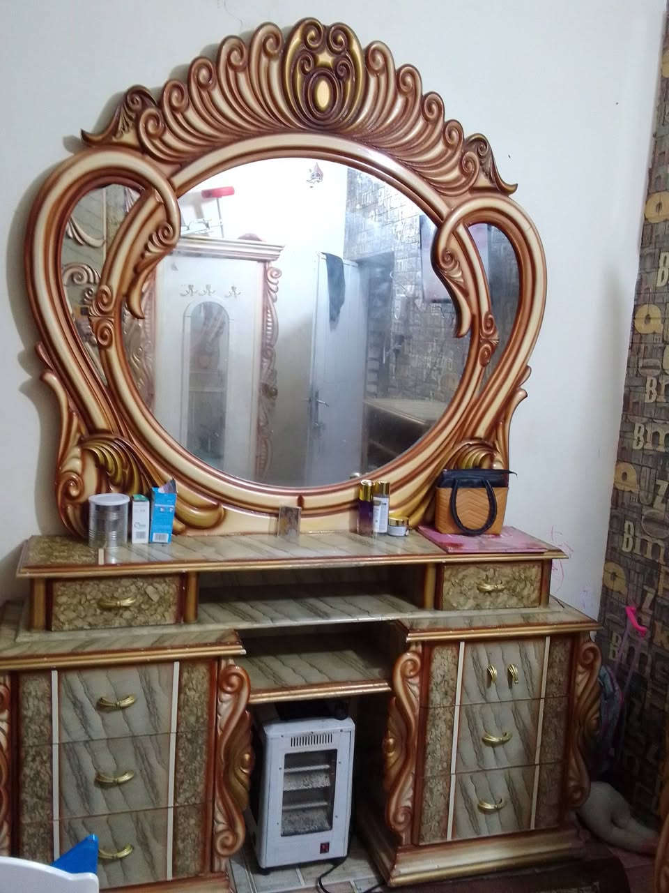 السلام عليكم غرفه نوم مستعمله
للبيع 

مكان بوب الشام 

الشراي يجي خاص او يتصل ***********
