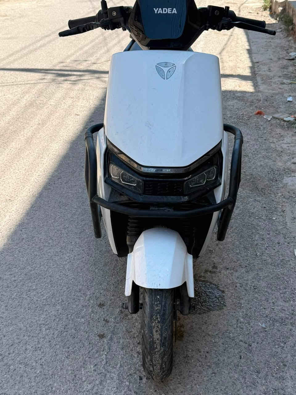السلام عليكم
دراجه شركة ياديا GT60 

ماخضه من شركة سيزر قبل ٣ اشهر ماشيه 0kمتر 

وهسه ماشيه 1750 ما متعوبه ابد دراجه نضيفه بشكل 

وبيه حساسات مانع انزلاق وحساس استان كهربائي حساس جبلي 

نظام 3سرعات. بيه R. /d 

الشاحنه مالته الاصليه موجوده مال الشركه 

مشموله بالضمان 
ضمان لحد 20 الف كيلو 
ملف 1500
القدره القصوى 2500واط
بطاريه گرايفن
حجم البطاريه 25 امبير / 75 ڤولت
6 بطاريات 
الويل الامامي 12 انج الخلفي 10
سرعتها 64 كيلو متر حقيقي 
الشحنه الوحده تمشيك من 65 إلى 75 k

الدراجه مكانه البلديات ماطالع خارج البلديات بيه ابد بس من البيت  لشغل فقط ما متعبه ابد مخليه عله حالت الوكاله 

مكاني البلديات رقم الهاتف *********** موجود واتساب ورصيد 

الشراي بي خير ويدلل
