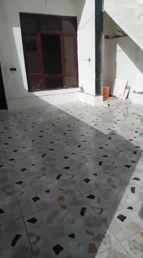 دار للبيع في كوباني قريب على السايدين فرع جامع مالك الملك المساحه ١٠٠متر ممسكون نضيف كلش والنضافه موضحه بالفيديو للبيع السعر ٣٣مليون بي مجال 
#للاستفساروالتواصل***********
