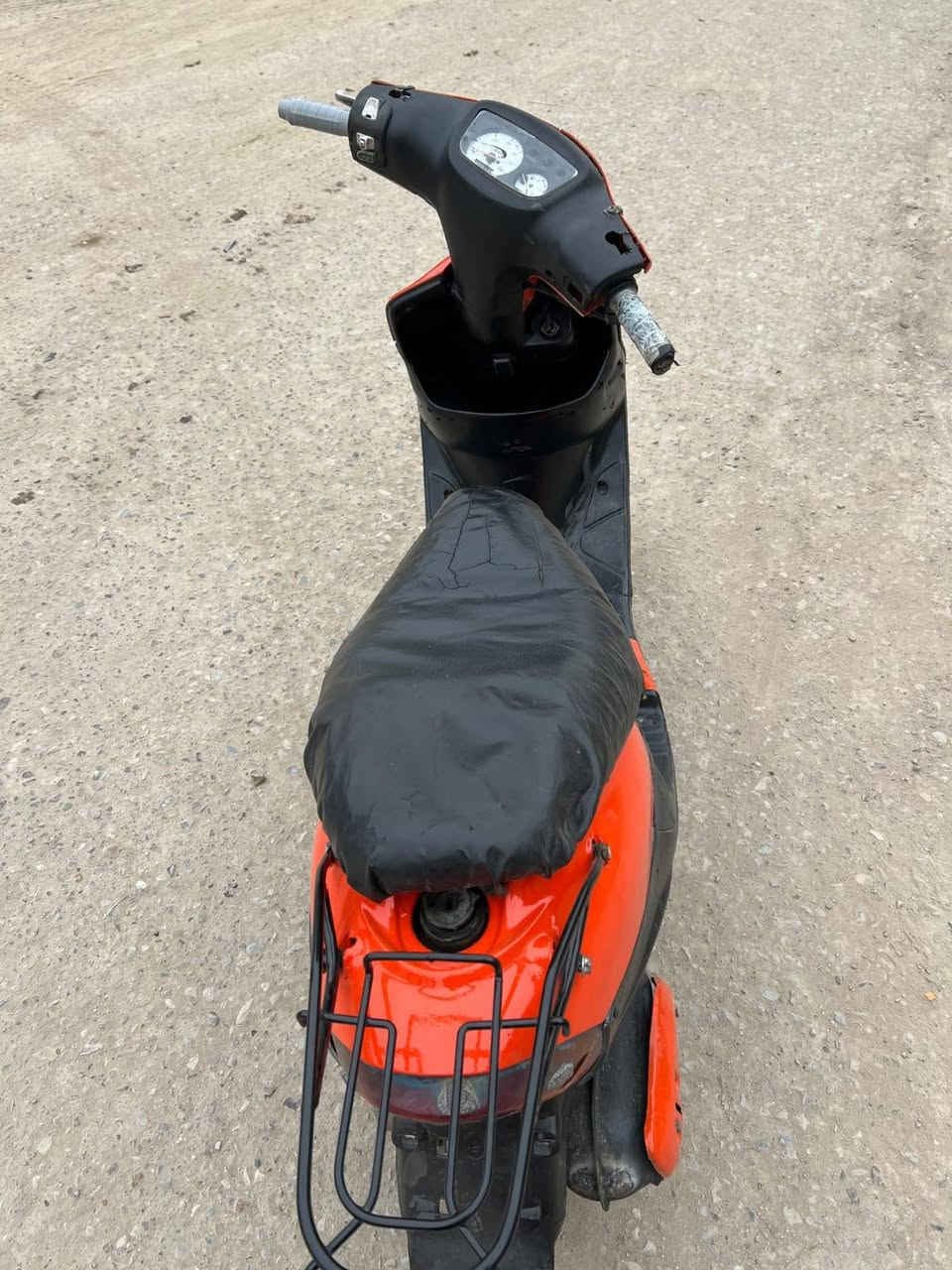 السلام عليكم دراجه تسع زروف دراجه كامله من كلشي شغاله عداد سرعه كيج بانزين بس ماعده السلف باتريهاا ضعيف مايدير الدراجه مانقصها شي شغل اومشي السعر 225وبيها مجال حك الجيه مكاني قضاء المدينه رقم الهاتف ***********
