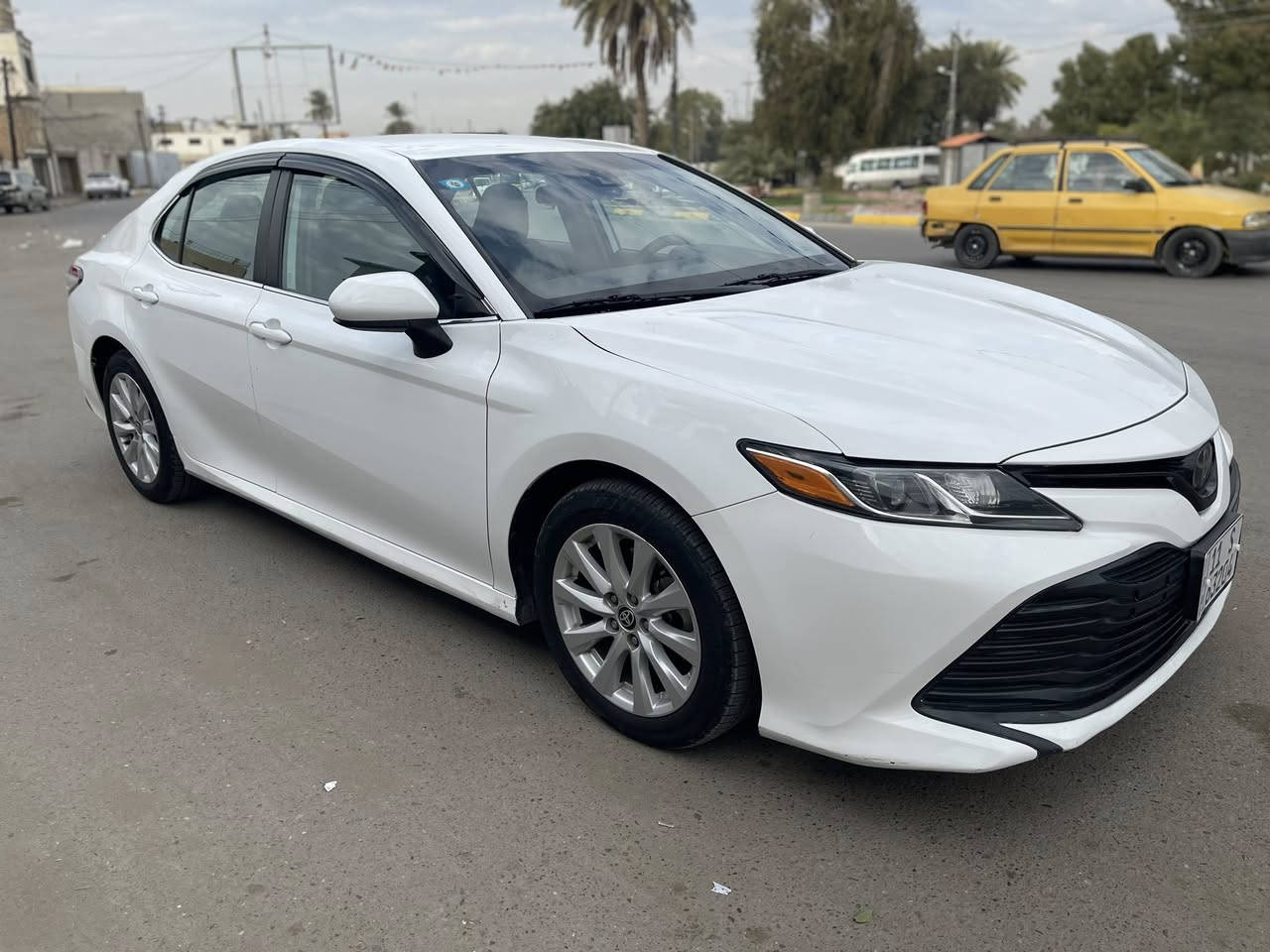 السلام عليكم
تويوتا كامري 2020 LE بانزين وارد امريكي 
(( بدون ايرباك )) حادثها خفيف جداً
محرك 2500 
كراسي كهرباء
بجم كبس بلادي
( الصبغ قطعة وحدة فقط جاملغ خلفي ايمن و قبغ الجنطة مبدل نفس اللون )
بيها حالوب خفيف كلش مبين 
رقم الشاصي = 4T1C11AK3LU957585
ماشية 110 الف 

السعر 16,800 $ ( 168 ورقة )
رقم بغداد بأسمي
مكانها بغداد / الاعظمية
***********

بيع فقط لا مراوس ولا قسط
