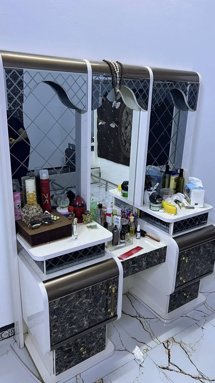 سلام عليكم غرفه اخشاب عرسان
 جديده مستعمل صار 8 اشهر
  خمس قطع  
السعر 900 وبيها مجال 
المكان الديوم جنة تكريت 
الرقم / ***********
