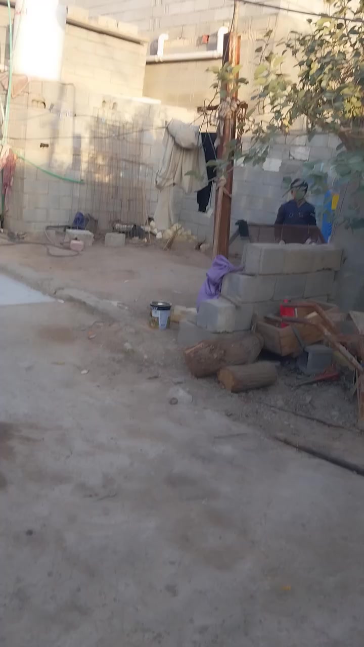 دار للبيع في حي الصدرين قريب على شارع العام يحتوي على غرفتين ومطبخ وهول وبي مساحه بعد السعر 27 وبي مجال 
الاستفسار***********
