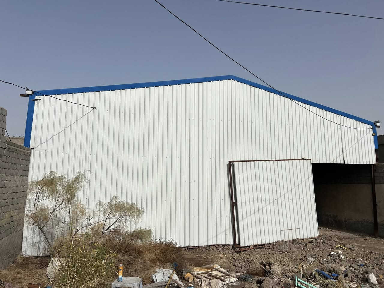 السلام عليكم للبيع جملون طوله 40 متر او عرضه 15 متر (***********
