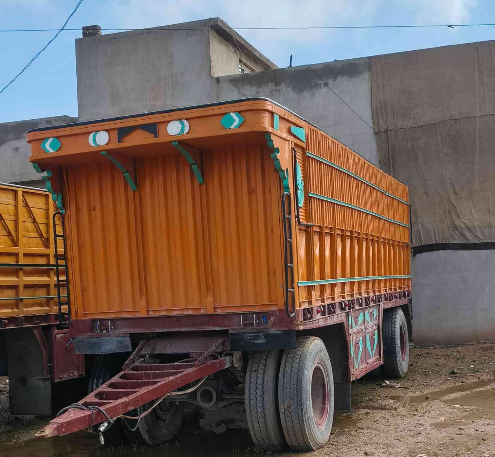 سلام عليكم قاطره للبيع كامل المواصفات تايرات طخم جديد  طول ٧ ونص  عنوان ربيعه سعر ١١٠ ورقه ***********  ***********
