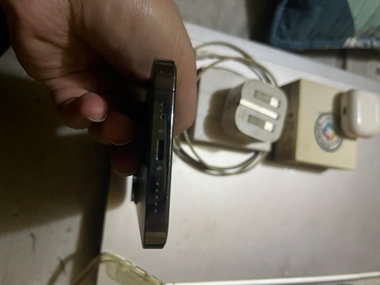 ايفون 13 برو الصغير
الذاكرة 256 
اللون اسود 
الهاتف بالة بدون باكيت بس مشتري من مركز معتمد الرتاج 2 
الملحقات 
1 سماعة ايربود الجيل 4 سماعة حيل نضيفة وجديدة 
2 شاحنة اصلية مع كيبل 
 الهاتف يعاني من مشكلة بسيطة السماعة الاقطة للصوت ناصية فقط تحس بل عطل في المكالمات لازم تتصل سبيكر اذا تستخدم السماعة مراح يكون عندك مشكلة 
الهاتف مع الملحقات السعر 600 الف قفل مابي مجال ابد  *********** متواجد وتساب ومازنجر مكاني بغداد
