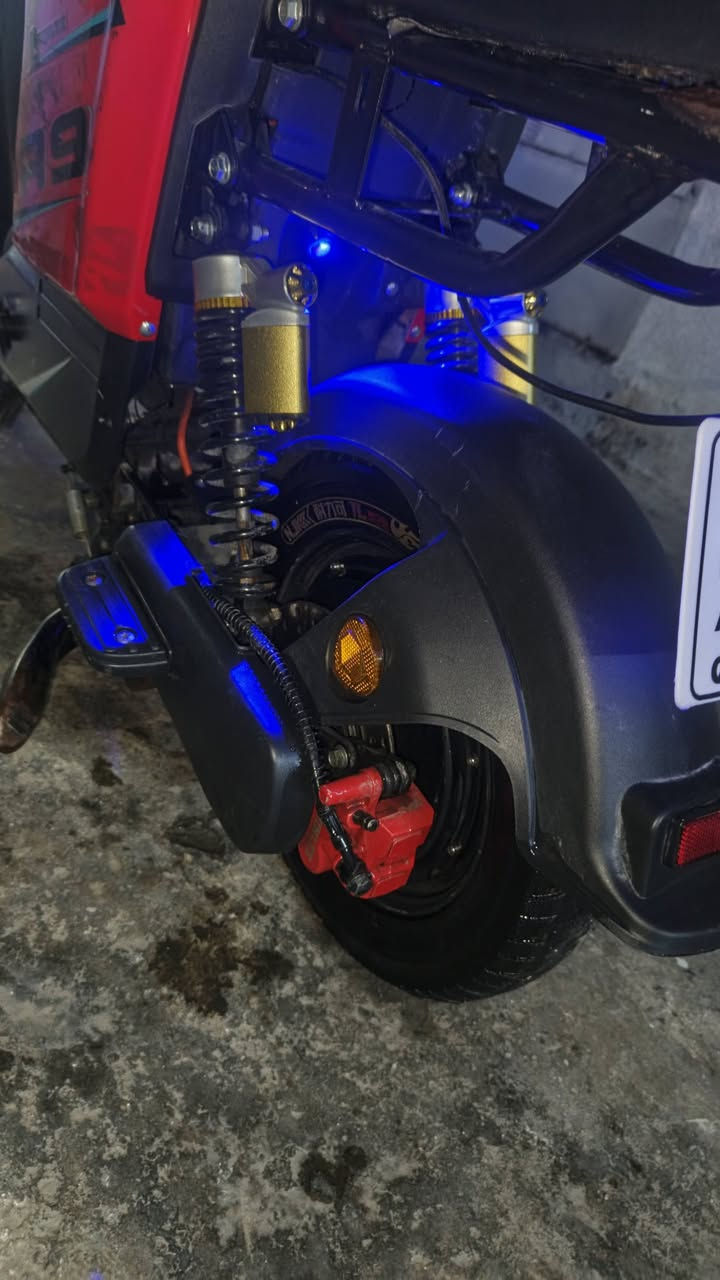 السلام عليكم دراجة شحن R9
للبيع دراجه بابيه شيء بس اشياه بسيطه ضربة واضحة بل صوره بدل باتري واحد بس دراجة نضيفه سعر 425وبيه مجال للتواصل ***********
