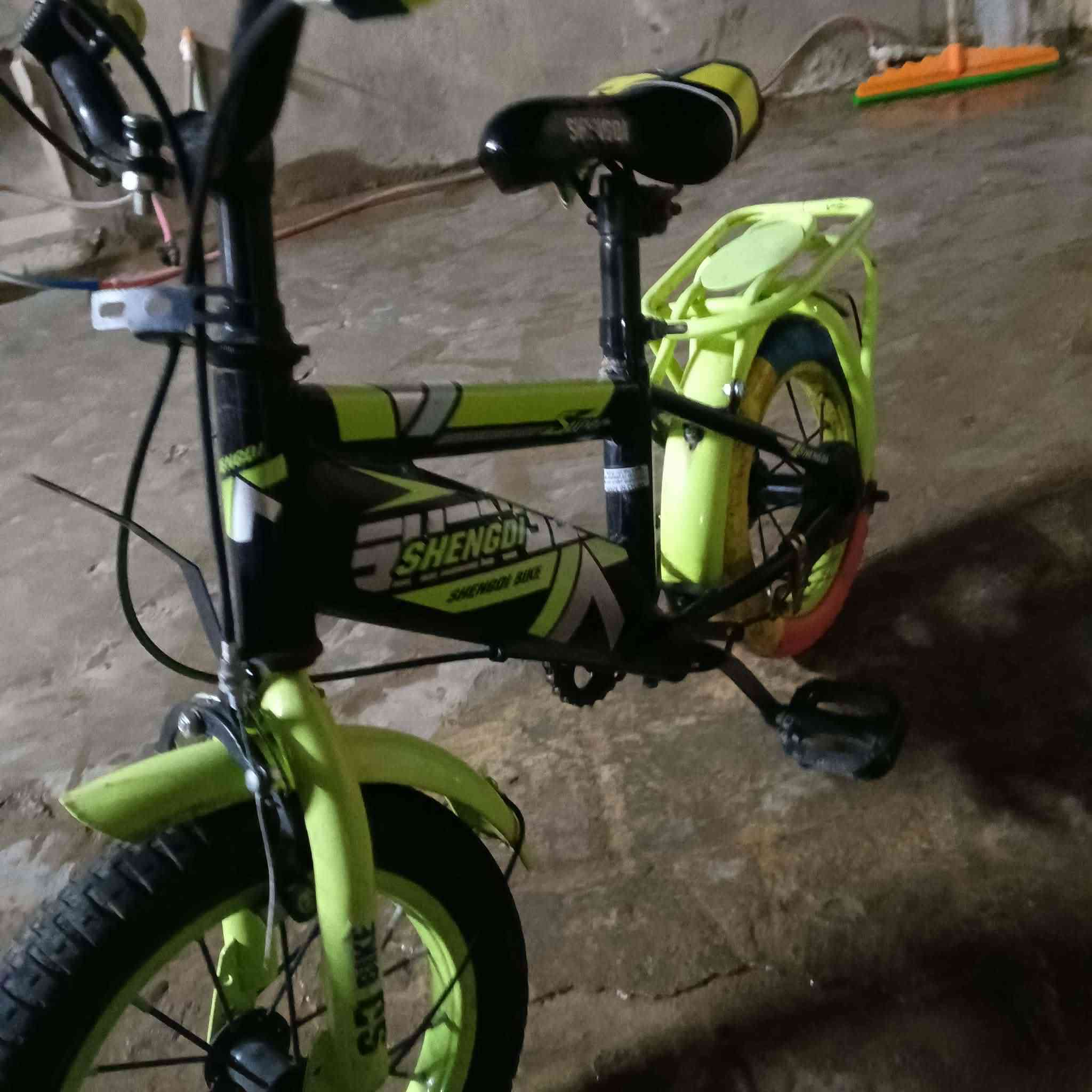 السلام عليكم بايسكل اطفال نظافه فول 
***********
