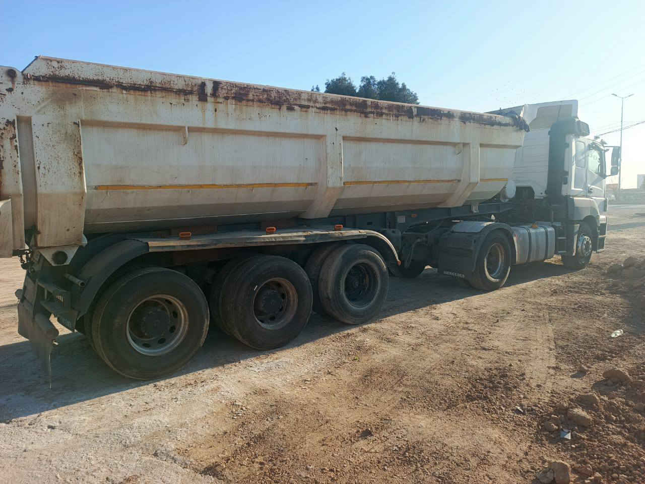 يا الله
السلام عليكم من رخصة الادمن 

للبيع اكسور راس تريلة نساف موديل 2005 وعربانة حدادية جاهزة للعمل تخم تاير السيارة  مكينة 43 وكير كهربائي بسمائنة تحويل ثاني للاستفسار الاتصال على الرقم ‏‪***********‬‏
