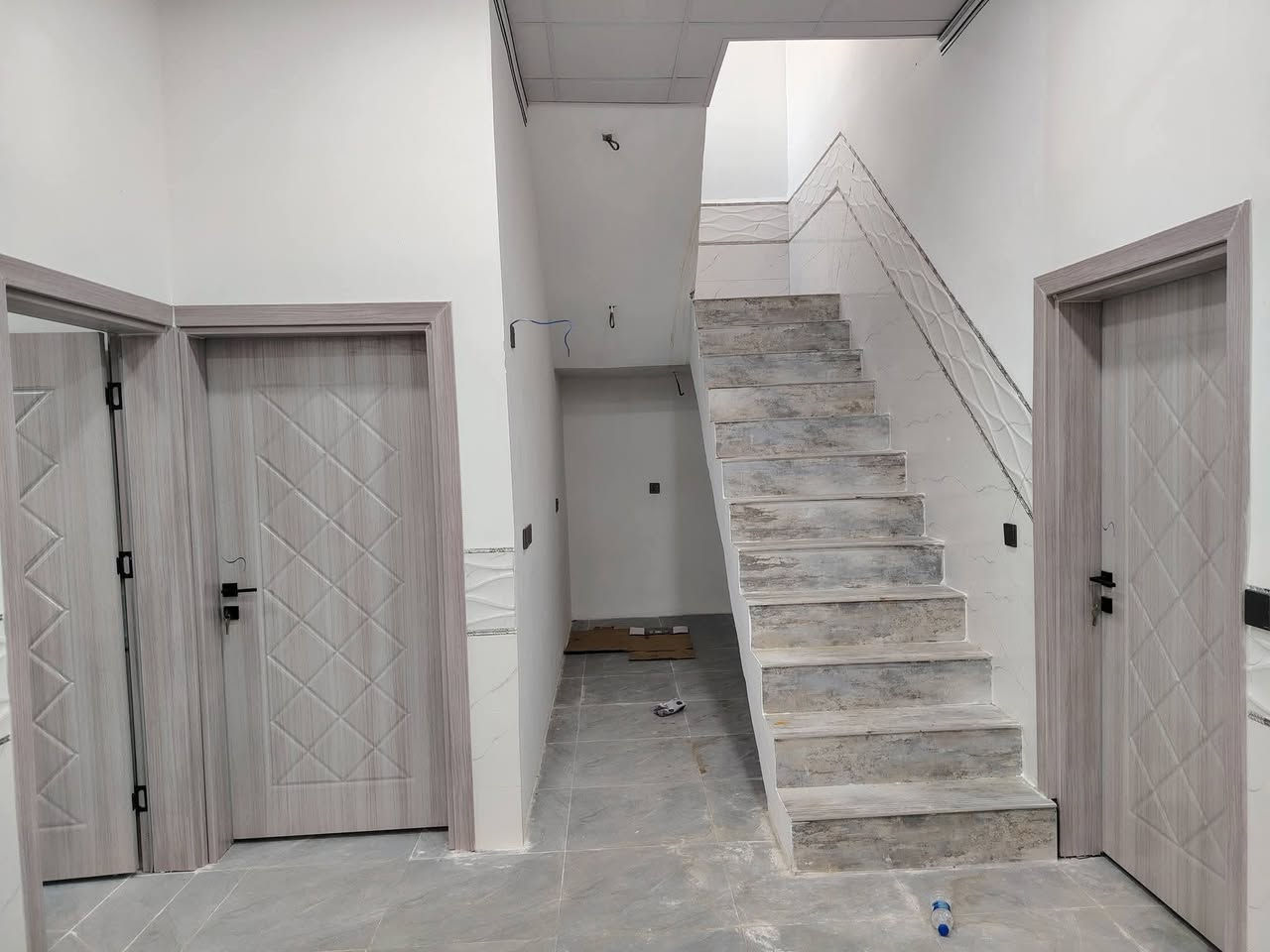 السلام عليكم دار للبيـع 
#طابو_زراعي_سند٢٥ الموقع حي الخضراء الثانية منطقة البوقصة المساحة ٢٥٥ متر بناء حديث بعدة مامسكون طابق واحد يحتوي على استقبال ٨*٤ ومطبخ ٦ *٤ حار وبارد وغرفتين نوم مساحة كل غرفة ٥ * ٥ معه مجمع درج ومنور صحيات داخلية وخارجية ابواب وشبابيك تركي درجة اولى جميع ارضية الدار سيراميك لحد باب الكراج وسقوف ثانوية جميع غرف الدار مع البيتونة الدار كامل مراوح وكهرباء وماء مغاسل كيزر كامل بدون اي نقص  ٠٠٠ للاستفسار عن السعر اتصل ع رقم ***********
