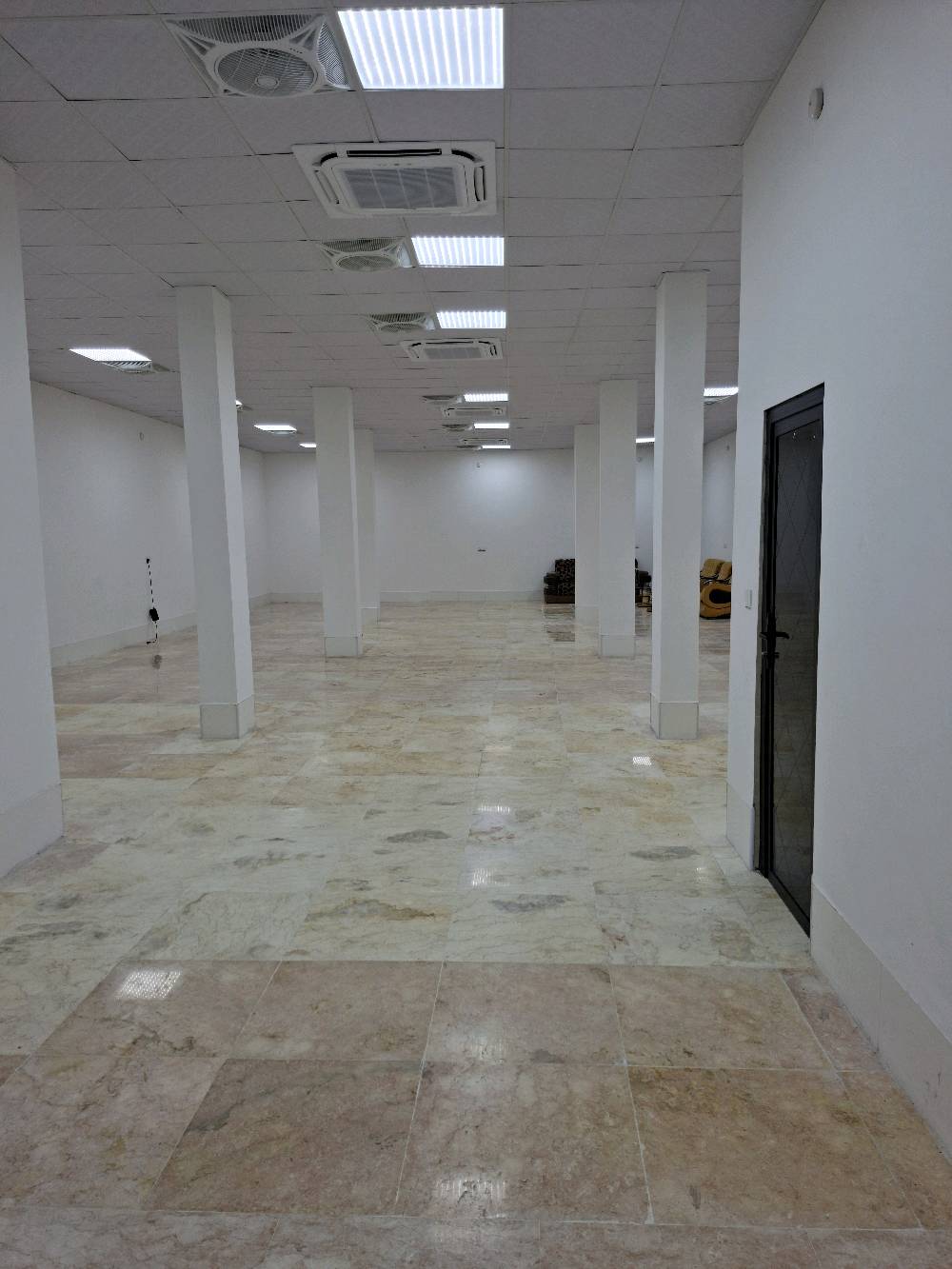 ​🏢 قاعة تجارية فاخرة للإيجار في البصرة (طابق أرضي ) 🏢
المميزات الأساسية:
​📍 الموقع: البصرة - مقابل حديقة ياسين خريبط مباشرةً (موقع إستراتيجي، تجاري، وحيوي جداً).
​📐 المساحة: 160 متر مربع (قاعة واسعة ومفتوحة بتصميم ممتاز).
​🧱 الطابق: (طابق أرضي) يسهل عملية الدخول والخروج ومثالي لخدمة المراجعين والزبائن.
​✨ بناية جديدة بالكامل: القاعة لم تُستأجر أو تُسكن من قبل (جاهزة للاستلام الأول بنظافتها الكاملة).
​المواصفات والخدمات الداخلية:
​الأرضية: مرمر درجة أولى بتشطيب راقٍ ونظيف يعكس الإضاءة بشكل جمالي ومميز.
​التكييف والإنارة: مجهزة بالكامل بمنظومة تكييف مركزي حديثة (سقفي) تغطي كامل المساحة، مع ديكورات سقف ثانوية وإنارة متكاملة.
​المرافق الصحية: تحتوي القاعة على مغسلة خارجية مرتبة + تواليت (مجموعة صحية متكاملة وجاهزة للاستخدام).
​ملاحظة هامة (نوع الإيجار المستهدف):
​القاعة معروضة للإيجار للشركات الاستثمارية، المكاتب التجارية، الوكالات، أو المراكز الطبية والتخصصية او مراكز تسويقي وغيرها 
(نعتذر عن تأجيرها للمطاعم،و الكوفيات
سعر الإيجار ٢ مليون غير قابل للنقاش
​📞 للمعاينة والاستفسار، يرجى المراسلة 
على الخاص أو الاتصال  ***********