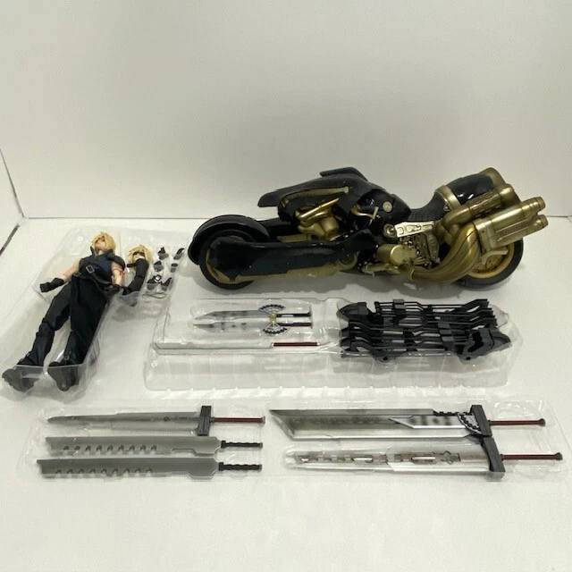 هذا المجسم هو Final Fantasy VII Advent Children Play Arts Kai Cloud Strife & Fenrir، وهو إصدار خاص يجمع بين شخصية كلاود ودراجته النارية فينرير.
يحتوي الطقم على مجسم كلاود سترايف، ودراجة فينرير، ومجموعة متنوعة من الأسلحة (السيوف السبعة التي تشكل سيف الاندماج)، وقطع قابلة للتبديل للأيدي والذراع. 

يتميز المجسم بتفاصيل دقيقة مثل الأنابيب المحترقة حول عادم الدراجة والمحرك، بالإضافة إلى مساحات تخزين لسيوف كلاود على الدراجة. 

هذا المنتج يُصنف ضمن المقتنيات (Collectibles) الموجهة لهواة ألعاب الفيديو وسلسلة فاينل فانتسي. 

المجسم اصلي 

اعلى سعر مزاد


**إذا كنت صاحب هذا الإعلان وتريد حذفه لأي سبب، رجاءا أرسل رسالة إلى الدعم الفني**