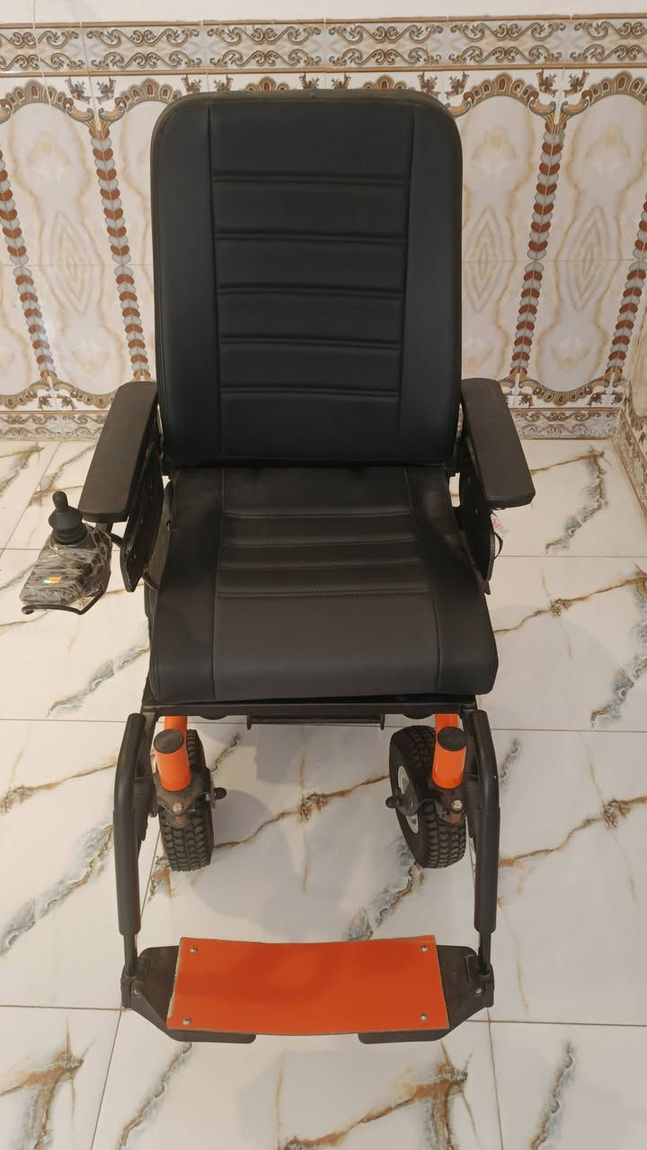 كرسي متحرك للبيع نظيف مستخدم ثلاثه ايام فقط والسعر 600 وبي مجال بسيط مكاني كوت زين القوس وشراي يتصل يتصل على هذه الرقم يتحمل 150 كيلو//////***********
