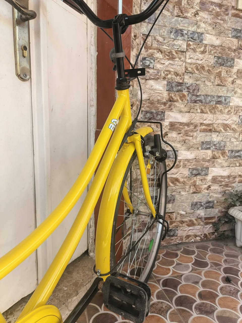 السلام عليكم باسكل للبيع موديل 22 بشهر 5 باسكل جديد شركه بيدي لون أصفر السعر 120 وبي  مجال مكاني حله نادر ثانيه قرب مول أهل الخير نادر الرقم ***********
